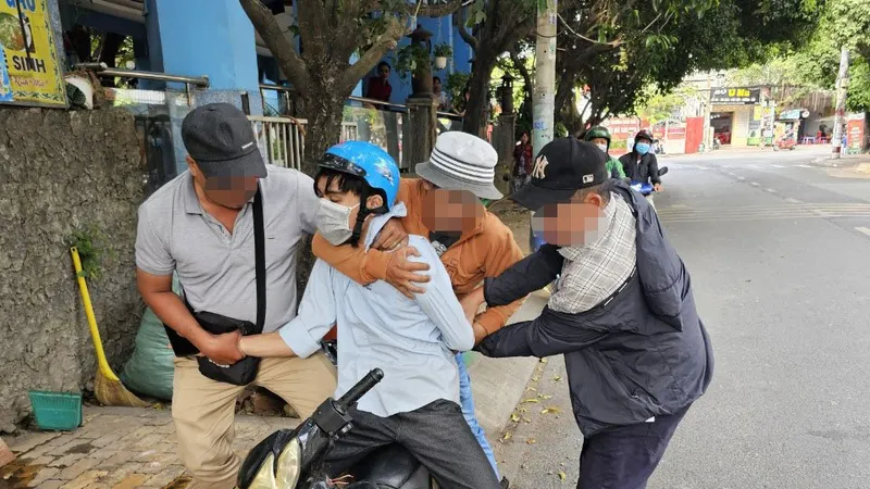 Long lúc bị trinh sát khống chế 