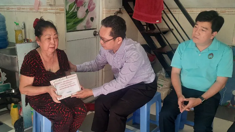 Phó Chủ tịch Ủy ban MTTQ Việt Nam TPHCM Phạm Minh Tuấn ân cần hỏi thăm, động viên người thân gia đình các nạn nhân 