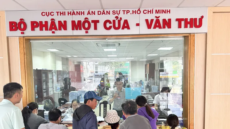 Người dân tới nộp đơn thi hành án tại trụ sở Cục THADS TPHCM