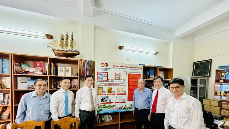 Phó trưởng Ban Dân vận Trung ương Đỗ Văn Phới, Trưởng Ban Dân vận Thành ủy TPHCM Nguyễn Mạnh Cường cùng Mục sư Trần Thanh Truyện chụp ảnh ở không gian văn hóa Hồ Chí Minh tại Nhà thờ Cơ đốc Phục lâm Phú Nhuận. Ảnh: CHÍ THẠCH