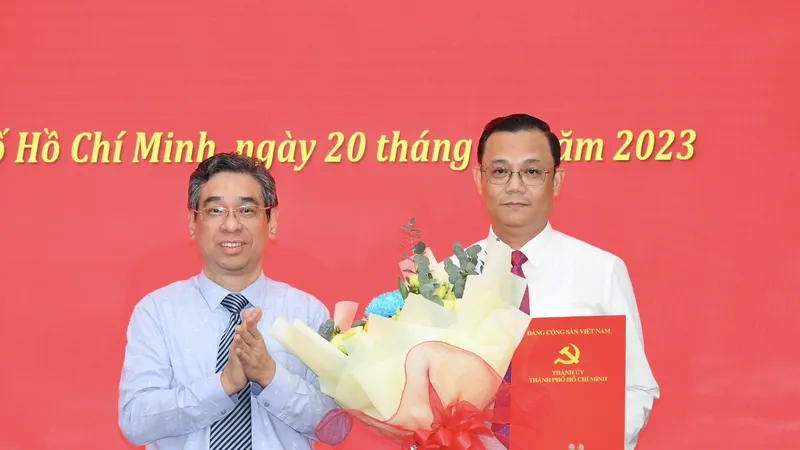 Phó Bí thư Thành ủy TPHCM Nguyễn Phước Lộc tặng hoa chúc mừng đồng chí Cao Sơn Yên. Ảnh: VIỆT DŨNG 
