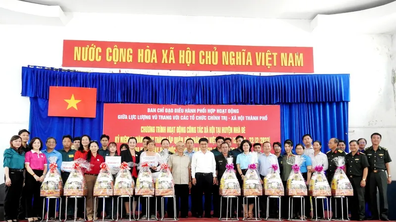 Đoàn trao các phần quà cho các gia đình chính sách, có công, thăm các Mẹ Việt Nam anh hùng, Anh hùng LLVT nhân dân và các thương binh