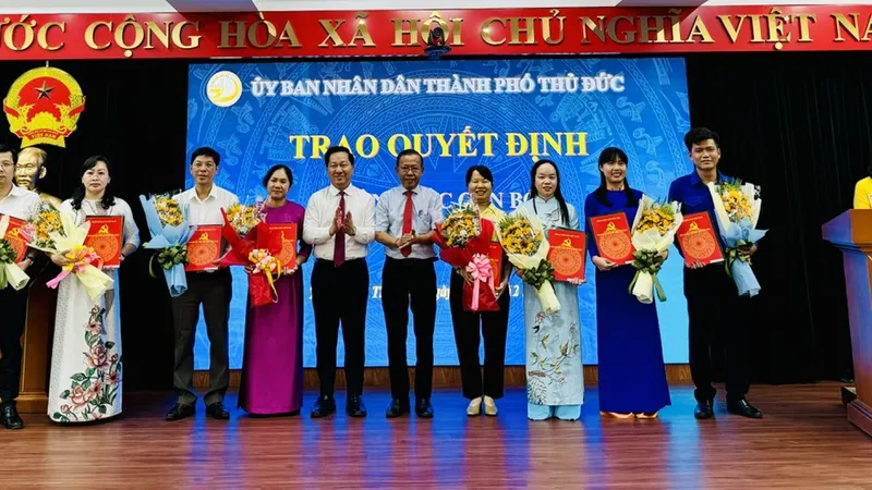 Đồng chí Nguyễn Hữu Hiệp, Ủy viên Ban Thường vụ Thành ủy TPHCM, Bí thư Thành ủy TP Thủ Đức và Chủ tịch UBND TP Thủ Đức Hoàng Tùng tặng hoa chúc mừng các đồng chí nhận nhiệm vụ Phó Chủ tịch UBND các phường trên địa bàn TP Thủ Đức. Ảnh: CHÍ THẠCH