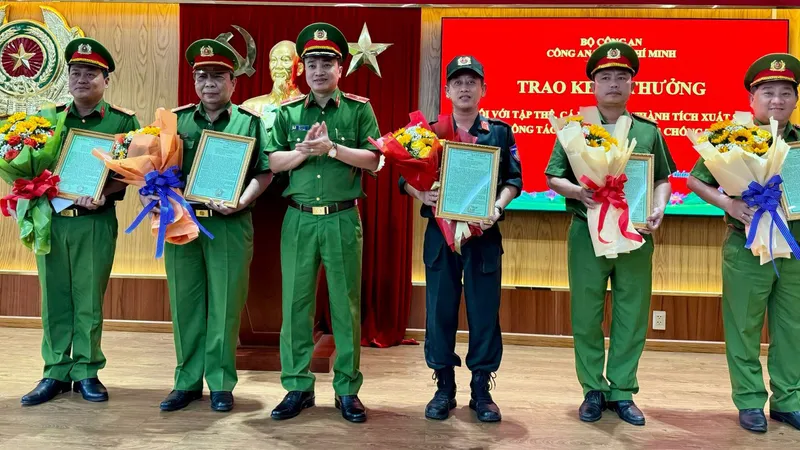 Thiếu tướng Mai Hoàng, Phó Giám đốc Công an TPHCM trao thưởng nóng cho các tập thể, cá nhân phá vụ nữ nhân viên quán cà phê bị sát hại cướp tài sản