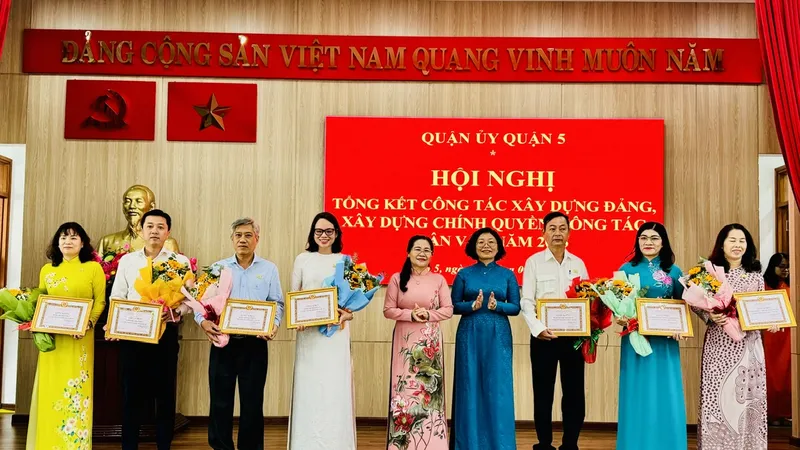 Đồng chí Nguyễn Thị Lệ và đồng chí Huỳnh Ngọc Nữ Phương Hồng trao giấy khen cho 7 tập thể hoàn thành xuất sắc nhiệm vụ năm 2023. Ảnh: CHÍ THẠCH