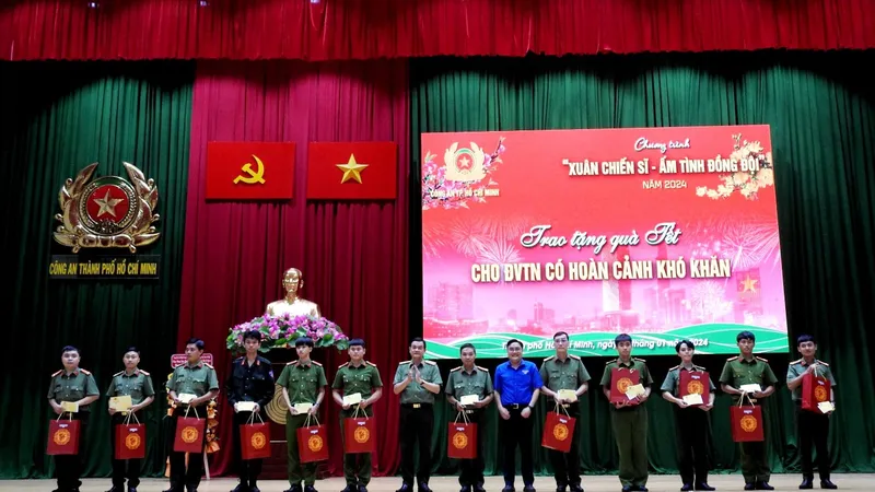 Trung tướng Lê Hồng Nam, Giám đốc Công an TPHCM và đồng chí Ngô Minh Hải, Phó Bí thư Thường trực Thành đoàn TPHCM trao tặng các phần quà tết cho đoàn viên thanh niên