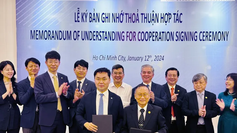 Đoàn Luật sư TPHCM ký hợp tác với Đoàn Luật sư Thành phố Busan. Ảnh: CHÍ THẠCH