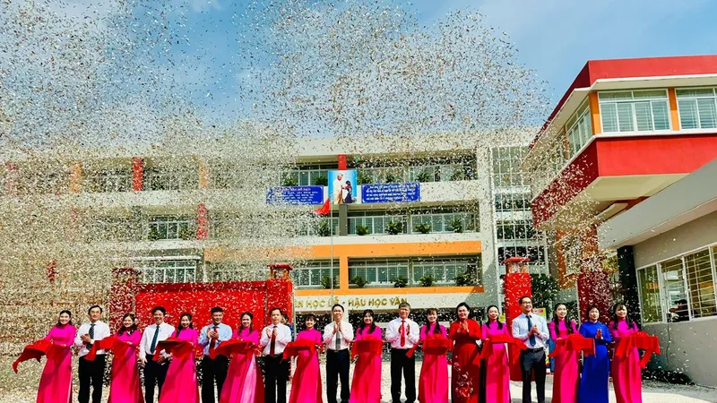 Cắt băng khánh thành Trường THCS Nguyễn Thái Bình, quận 6. Ảnh: CHÍ THẠCH