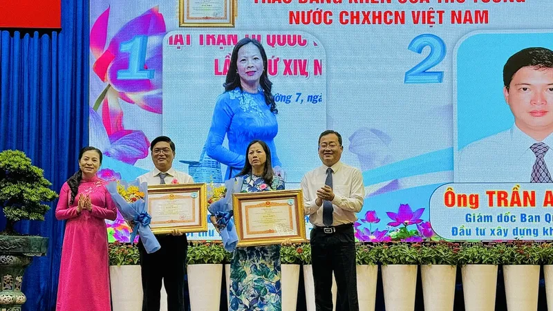Lãnh đạo TPHCM và quận 11 trao bằng khen của Thủ tướng cho 2 cá nhân ở quận 11 có thành tích xuất sắc. Ảnh: CHÍ THẠCH