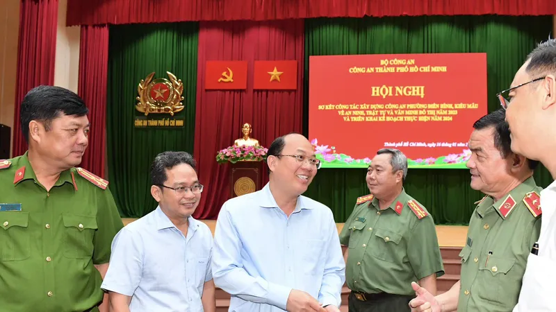 Phó Bí thư Thường trực Thành ủy TPHCM Nguyễn Hồ Hải trao đổi với Ban Giám đốc Công an TPHCM tại hội nghị. Ảnh: VIỆT DŨNG