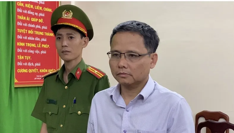 Công an tống đạt quyết định với bị can Nguyễn Vũ Hải, Phó Cục trưởng Cục đăng kiểm Việt Nam