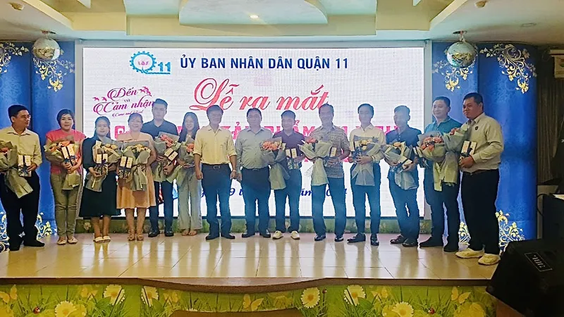 Lãnh đạo quận 11 tặng hoa cho các doanh nghiệp lữ hành và đơn vị tham gia đồng hành thực hiện cẩm nang sản phẩm du lịch đặc trưng, điểm đến quận 11