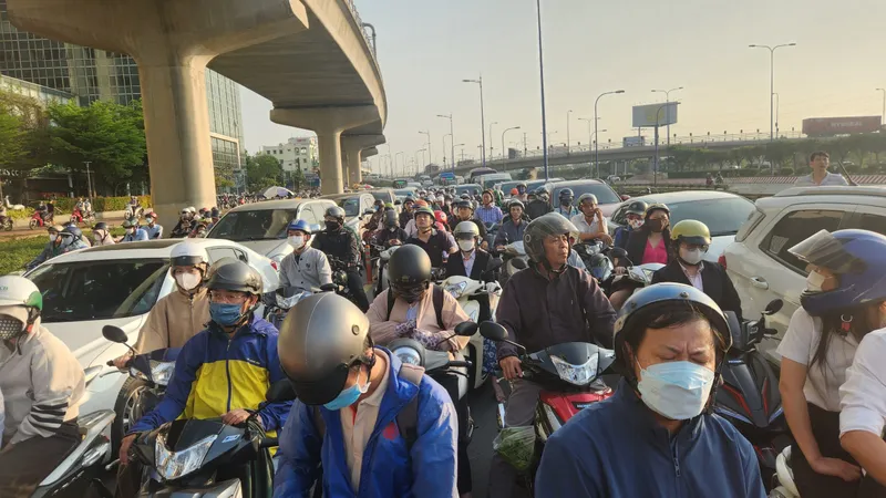 Ùn ứ kéo dài đường Võ Nguyên Giáp hơn 2 giờ. Ảnh: ĐÀO THỤY