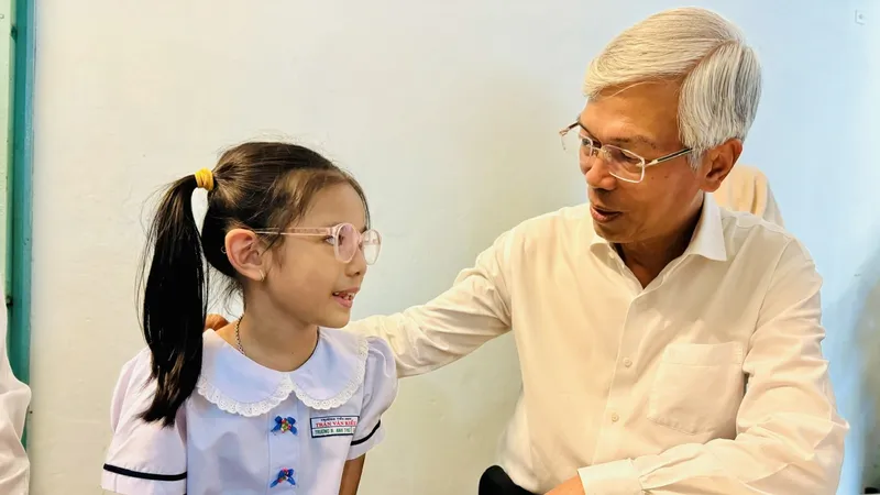 Lãnh đạo TPHCM thăm, tặng quà tết người khó khăn, trẻ mồ côi do dịch Covid-19 