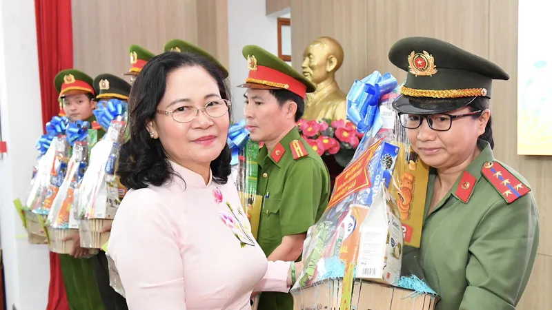Chủ tịch HĐND TPHCM Nguyễn Thị Lệ thăm, tặng quà tết người dân ở quận 5. Ảnh: VIỆT DŨNG 