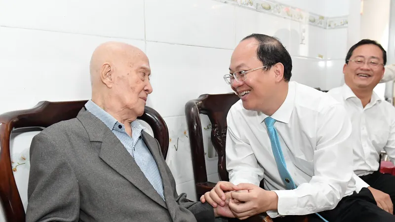 Phó Bí thư Thường trực Thành ủy TPHCM Nguyễn Hồ Hải đã ân cần thăm hỏi, động viên đồng chí Nguyễn Văn Định. Ảnh: VIỆT DŨNG