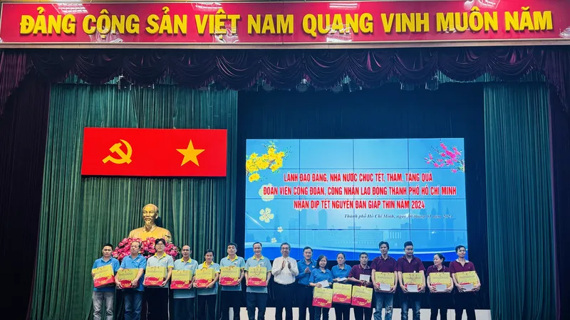 Phó Bí thư Thành ủy TPHCM Nguyễn Phước Lộc thăm, tặng quà 300 đoàn viên công đoàn, công nhân lao động