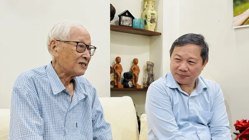 Phó Chủ tịch UBND TPHCM Dương Anh Đức thăm, chúc tết đồng chí Phan Văn Tiệm, nguyên Ủy viên Trung ương Đảng, nguyên Trợ lý Tổng Bí thư Lê Khả Phiêu