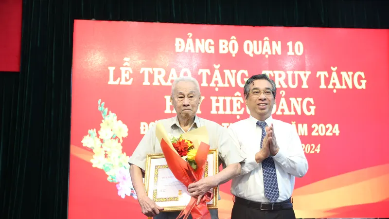 Phó Bí thư Thành ủy TPHCM Nguyễn Phước Lộc trao Huy hiệu Đảng đến đảng viên cao tuổi Đảng