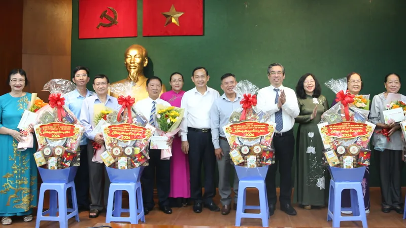 Phó Bí thư Thành ủy TPHCM Nguyễn Phước Lộc thăm, chúc tết Bí thư Chi bộ khu phố tiêu biểu ở quận 10
