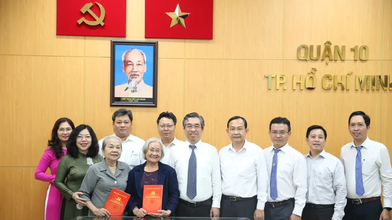 Phó Bí thư Thành ủy TPHCM Nguyễn Phước Lộc thăm, chúc tết các cá nhân tiêu biểu ở quận 10 