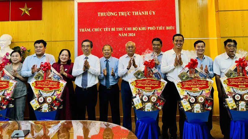 Phó Bí thư Thành ủy TPHCM Nguyễn Phước Lộc cùng lãnh đạo quận 12 trao quà, chúc mừng các đồng chí Bí thư Chi bộ khu phố tiêu biểu ở quận 12