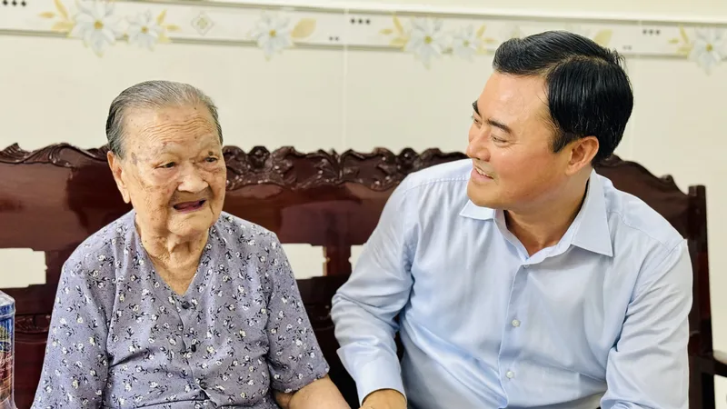 Phó Chủ tịch UBND TPHCM Bùi Xuân Cường ân cần hỏi thăm sức khỏe, tình hình sinh hoạt của Mẹ Việt Nam Anh hùng Nguyễn Thị Ở