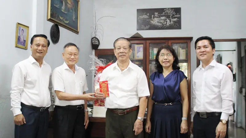 Đoàn Luật sư TPHCM thăm, chúc tết luật sư Triệu Quốc Mạnh. Ảnh: QUANG NGUYỄN