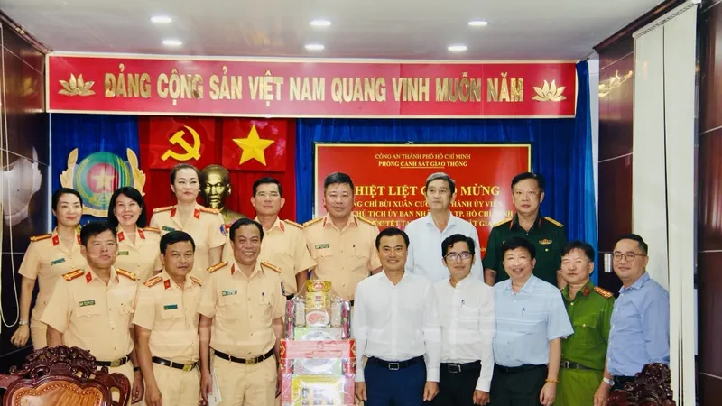 Phó Chủ tịch UBND TPHCM Bùi Xuân Cường thăm, chúc tết Phòng Cảnh sát giao thông (PC08), Công an TPHCM