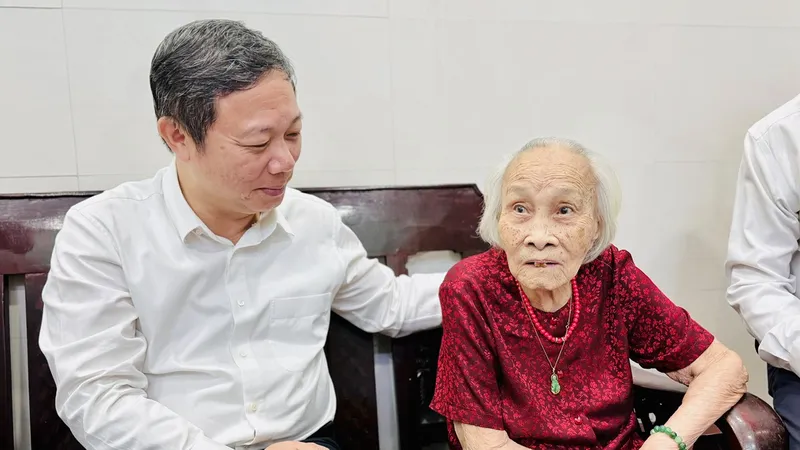 Phó Chủ tịch UBND TPHCM Dương Anh Đức ân cần thăm hỏi sức khỏe của Mẹ Việt Nam Anh hùng Lê Thị Thu