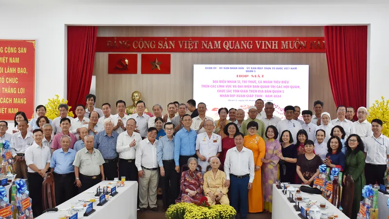 Quận 5 họp mặt đại biểu nhân sĩ, trí thức, cá nhân tiêu biểu, chức sắc, chức việc các cơ sở tôn giáo, tín ngưỡng, ban quản trị các hội quán dịp Xuân Giáp Thìn năm 2024