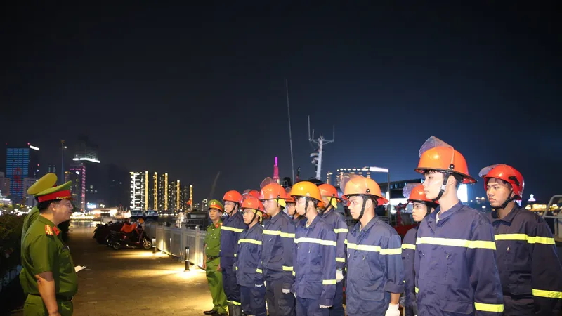 Đại tá Huỳnh Quang Tâm, Trưởng Phòng PC07 kiểm tra công tác ứng trực của các đơn vị nghiệp vụ cũng như tổ chức thăm hỏi, chúc Tết cán bộ chiến sĩ làm nhiệm vụ đêm giao thừa.