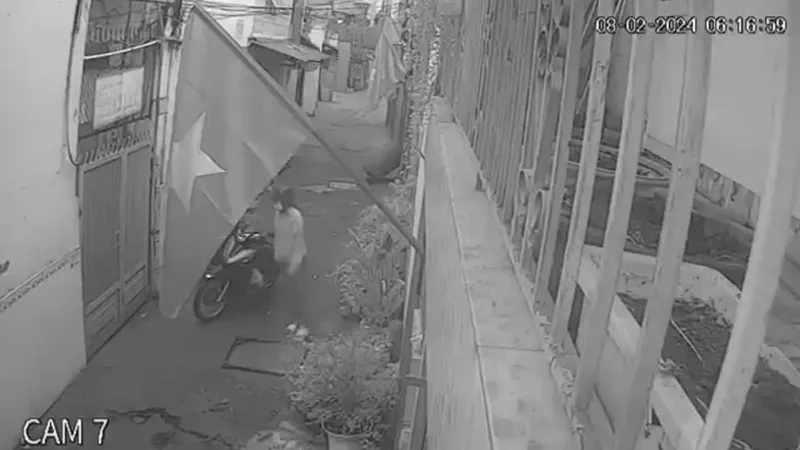 Camera an ninh khu trọ ghi nhận chị Thống tan ca làm về phòng trọ vào ngày 29 Tết 