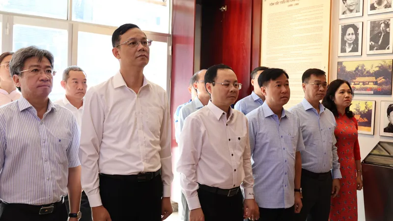 Đồng chí Nguyễn Văn Hiếu, Ủy viên dự khuyết Ban Chấp hành Trung ương Đảng, Bí thư Thành ủy TP Cần Thơ đến dâng hương, dâng hoa Nhà lưu niệm Bác Hồ