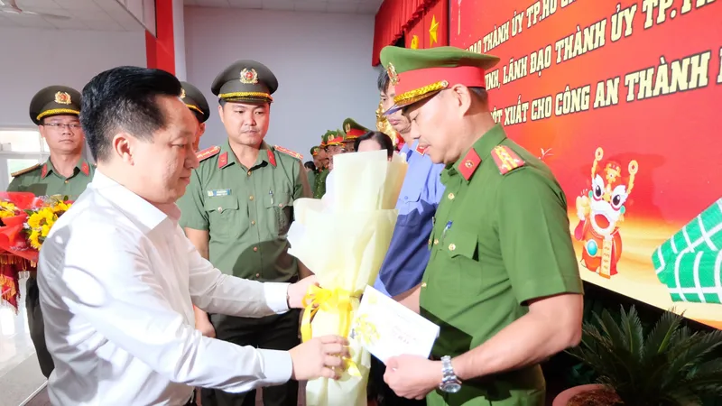 Chủ tịch UBND TP Thủ Đức Hoàng Tùng trao khen thưởng Công an TP Thủ Đức 