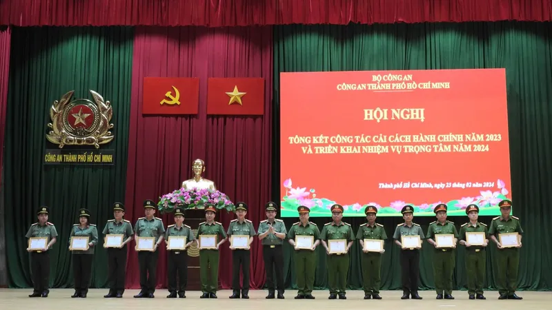 Trung tướng Lê Hồng Nam, Giám đốc Công an TPHCM khen thưởng các đơn vị có thành tích xuất sắc 