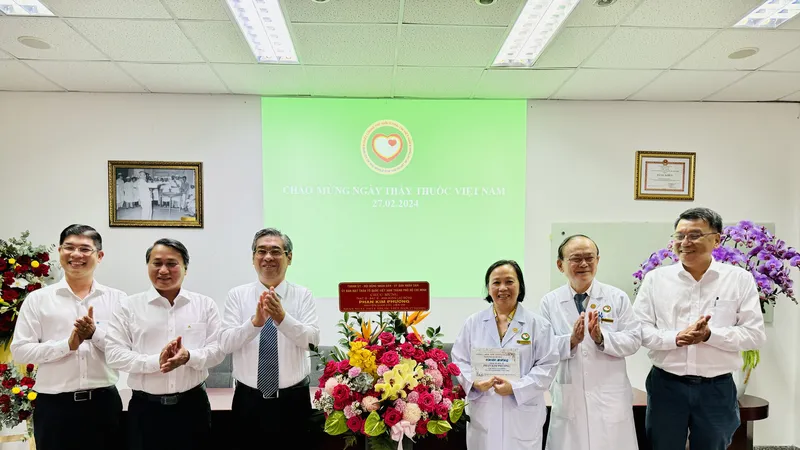 Phó Bí thư Thành ủy TPHCM Nguyễn Phước Lộc thăm ThS-BS Phan Kim Phương, Anh hùng Lao động, nguyên Giám đốc Viện Tim và các y, bác sĩ Bệnh viện Tâm Đức. Ảnh: CHÍ THẠCH