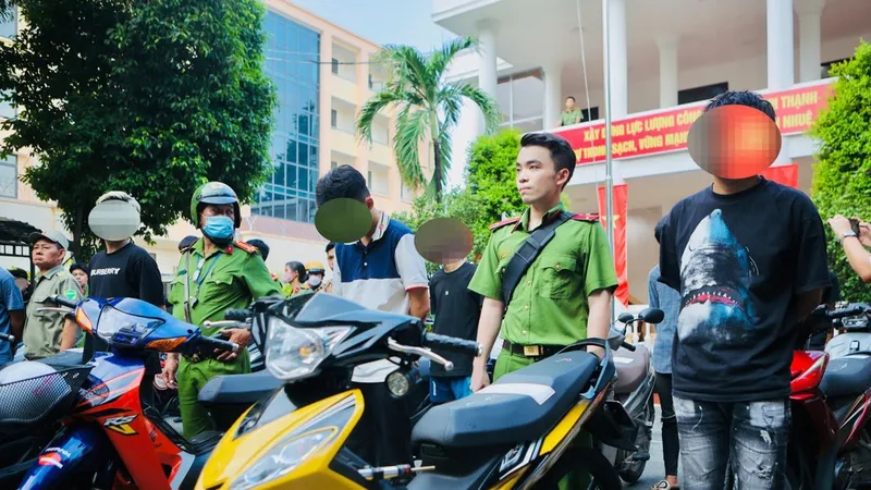 Các "quái xế" cùng xế độ chế tại cơ quan công an 