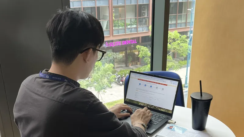 Người dân làm thủ tục thủ tục hành chính qua dịch vụ công trực tuyến 
