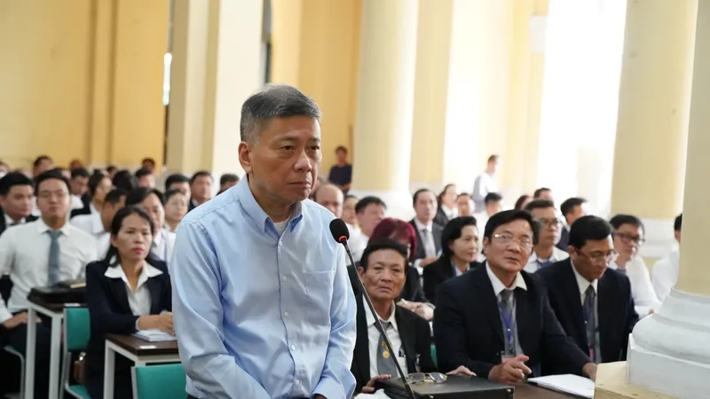 Bị cáo Chu Lập Cơ, chồng bị cáo Trương Mỹ Lan tại tòa. Ảnh: HOÀNG HÙNG