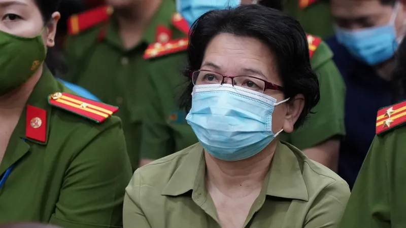 Bị cáo Đỗ Thị Nhàn (Cựu Cục trưởng Cục II – Cơ quan thanh tra giám sát ngân hàng thuộc Ngân hàng nhà nước) tại tòa. Ảnh: HOÀNG HÙNG