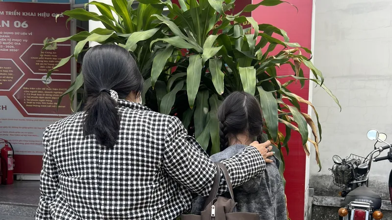Bé gái cùng mẹ đến công an trình báo