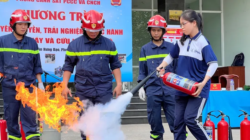Gần 10.000 người dân, học sinh, sinh viên trải nghiệm, thực hành chữa cháy và cứu nạn