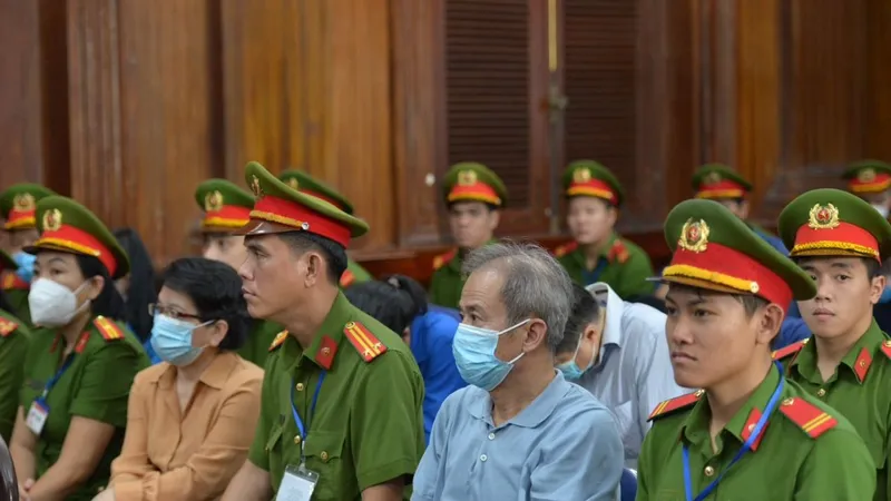 Các bị cáo tại phiên tòa chiều 27-3. Ảnh: CAO THĂNG