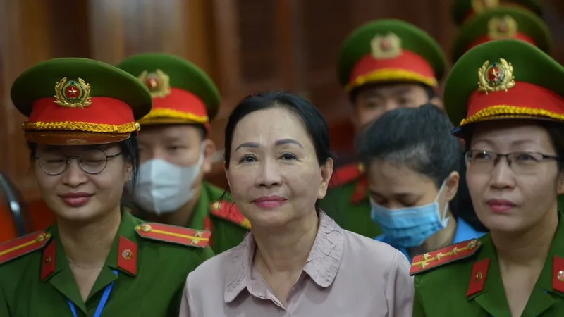 Bị cáo Trương Mỹ Lan tại tòa, sáng 3-4. Ảnh: CAO THĂNG 