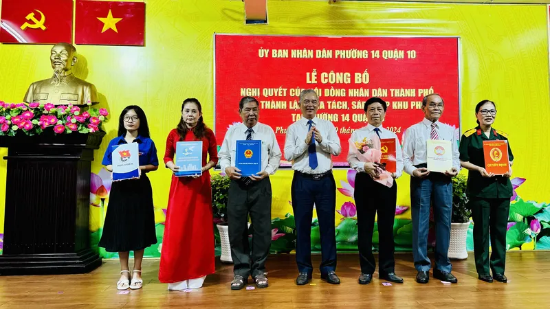 Phó Chủ tịch UBND TPHCM Ngô Minh Châu trao quyết định và tặng hoa chúc mừng đại diện các khu phố mới