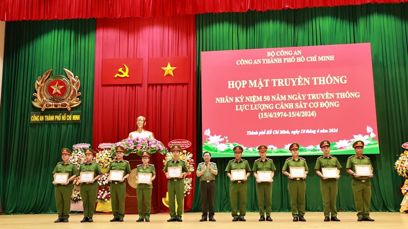 Thiếu tướng Trần Đức Tài, Phó Giám đốc Công an TPHCM trao khen thưởng cho cá nhân, tập thể có thành tích xuất sắc