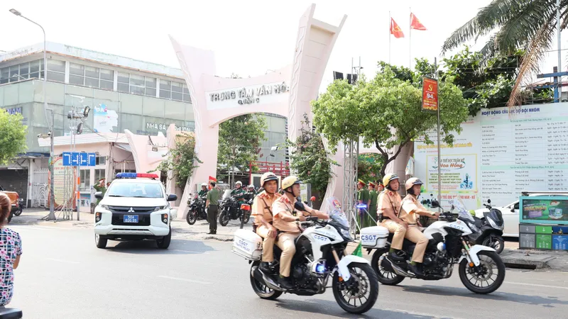 Công an TPHCM tuần tra đảm bảo an toàn giao thông dịp lễ