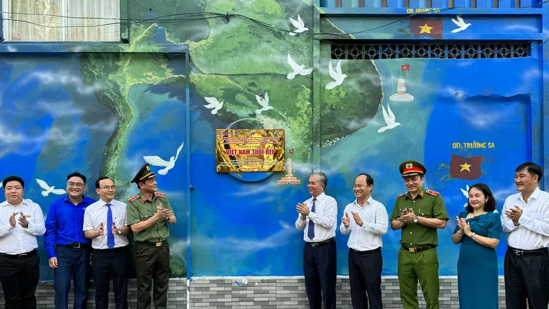Lãnh đạo TPHCM, Công an TPHCM cùng các đơn vị tại buổi khánh thành công trình bích họa “Việt Nam tươi đẹp” thứ 10