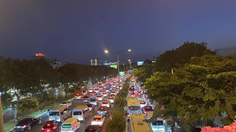 Hàng ngàn phương tiện “chôn chân” trên đại lộ Phạm Văn Đồng